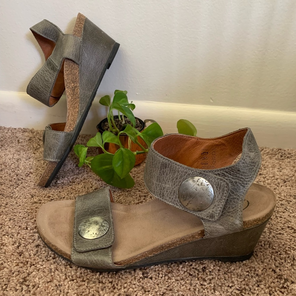 Taos Carousel 2 Graphite Leather Wedge Sandals SZ 40